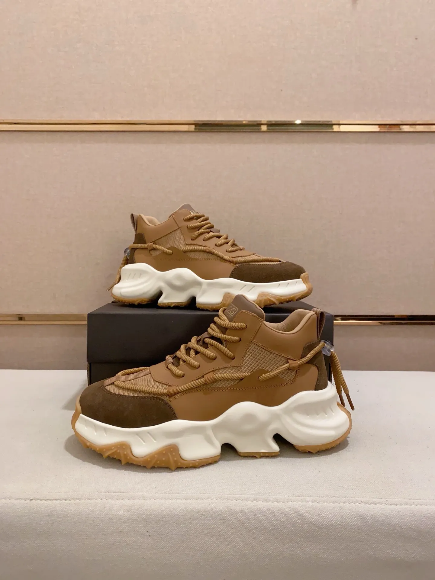 Factory price: 760💰(high-end goods) UGG❄️❄️The latest fashionable men's shoes👟 1:1⃣️Quality, fabric: high-end quality first-layer cowhide imported from Europe. Lining: wool lining, sole: pure imported foam outsole. ❤️High-end goods, fine workmanship, trendy and fashionable. The fit is very classy. If you know the goods, you will not be able to refuse😍😍Number of codes: 39-44